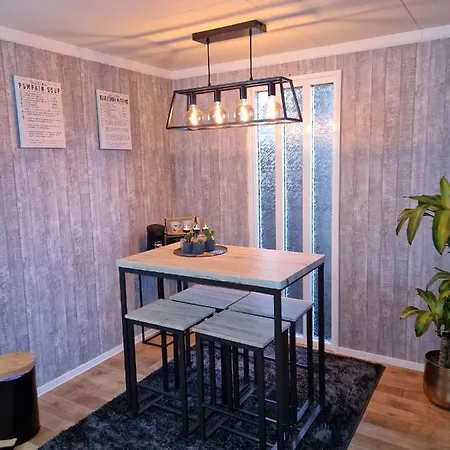 Modern Chalet Met Tuin Nabij Het Bos In *